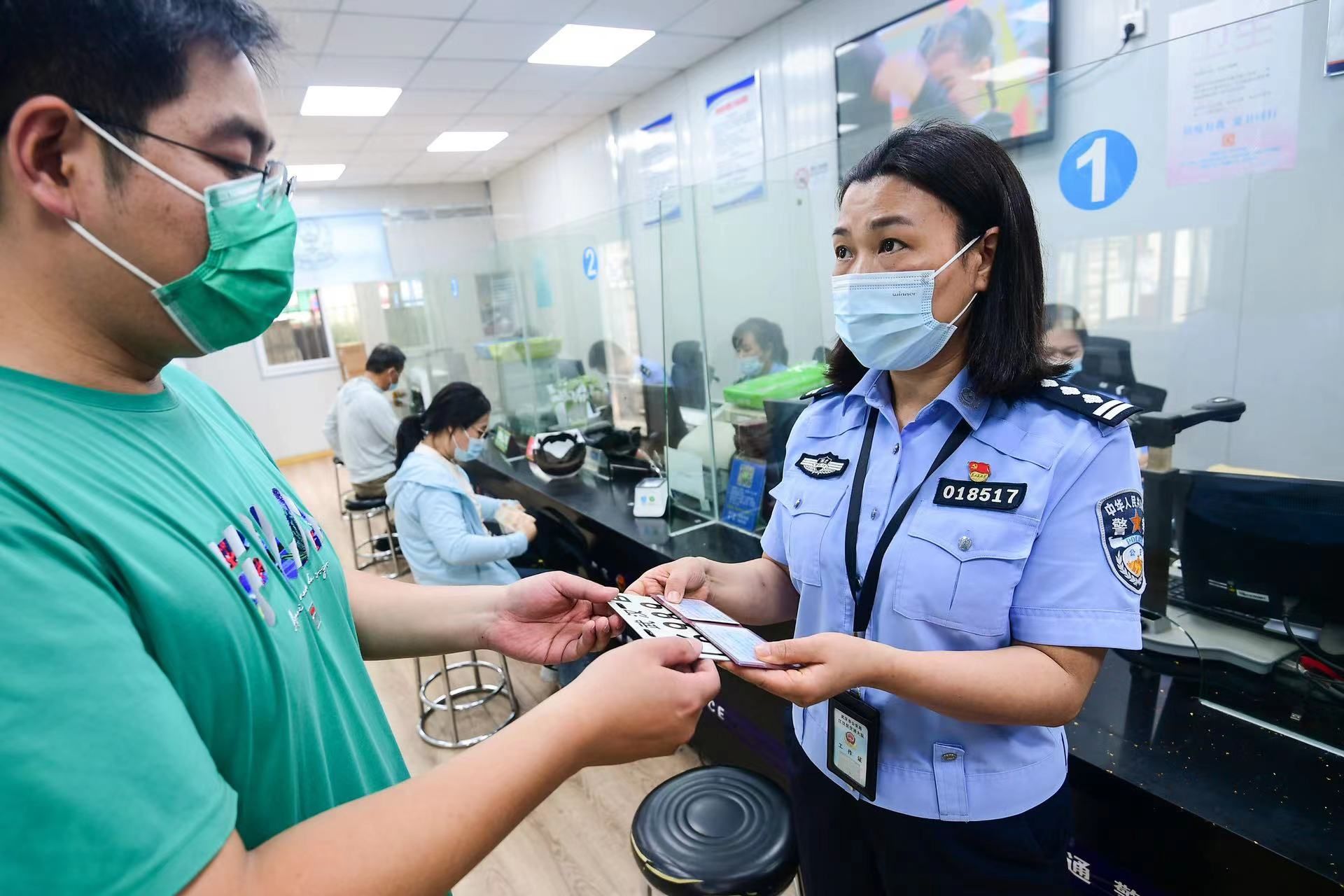 武汉交管推出电动车一站式"带证带牌销售"服务